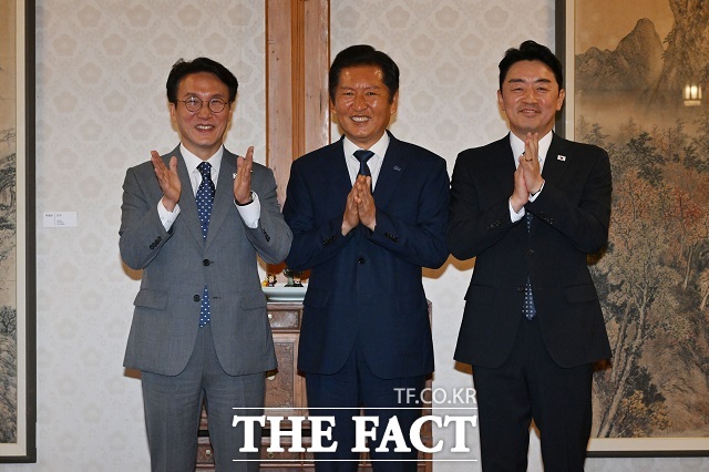 김민석(왼쪽) 국무총리와 정청래(가운데) 더불어민주당 대표, 강훈식 대통령실 비서실장이 10일 서울 종로구 삼청동 총리공관에서 열린 제2차 고위당정협의회에 앞서 기념촬영을 하고 있다. /뉴시스
