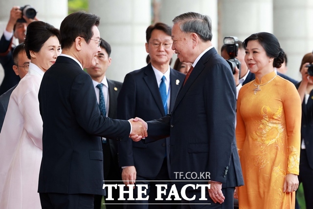 이재명 대통령은 또 럼 베트남 당서기장과 정상회담을 갖고 2030년까지 교역 규모 1500억달러 목표 달성을 위한 노력을 약속했다. 이 대통령이 11일 용산 대통령실에서 국빈 방한한 또 럼 당서기장과 악수하고 있다. /뉴시스