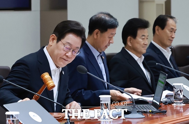 대통령실은 광복절 특별사면과 관련해 정치인 사면은 종교계와 시민단체는 물론 여야 정치권 등 (의견을) 종합적으로 청취해 결정했다고 입장을 밝혔다. 이재명 대통령이 11일 오후 용산 대통령실에서 주재한 임시 국무회의에서 의사봉을 두드리며 개회 선언을 하고 있다. /뉴시스