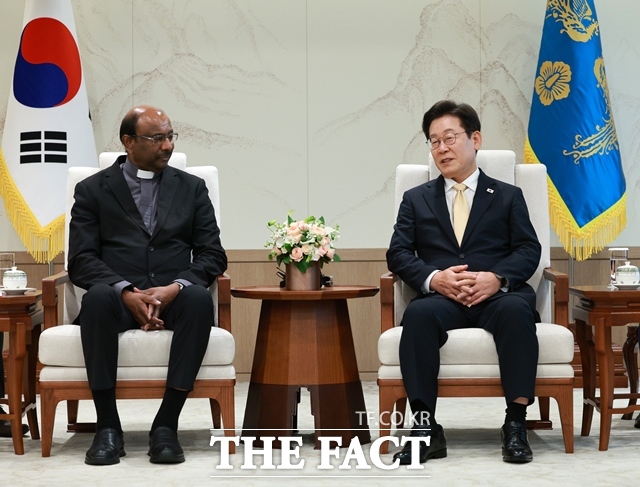 이재명 대통령이 11일 용산 대통령실에서 제리 필레이 세계교회협의회(WCC) 총무를 접견하고 있다. /뉴시스