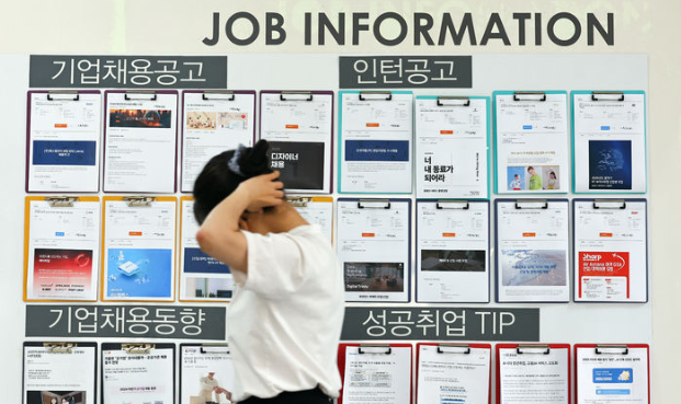 고용노동부는 11일 ‘2025년 7월 고용행정 통계로 보는 노동시장 동향’을 발표했다. 사진은 지난달 24일 서울 한 대학교 일자리센터에 게재된 기업 채용공고문. / 뉴시스