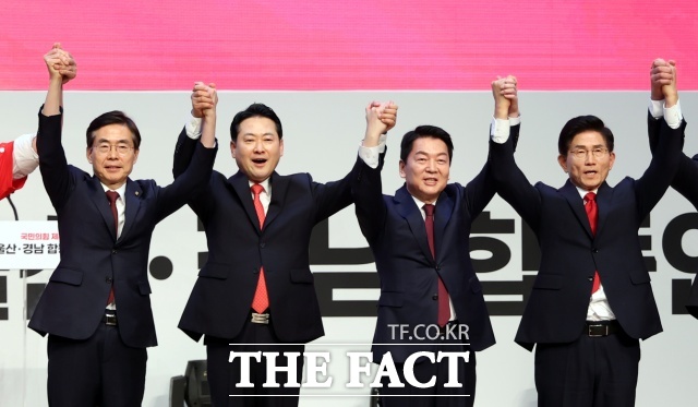 국민의힘 제6차 전당대회 부산·울산·경남 합동연설회가 열린 12일 부산 해운대구 벡스코 오디토리움에서 조경태(왼쪽부터), 장동혁, 안철수, 김문수 국민의힘 당 대표 후보가 합동연설회가 끝난 뒤 무대에 올라 당원들에게 인사하고 있는 모습. /뉴시스