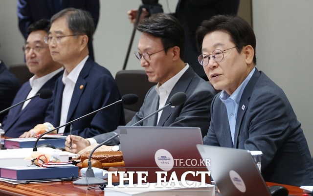 이재명 대통령은 12일 대한민국의 조치에 맞춰 북측도 불필요하고 비용이 드는 확성기를 상호 철거했으면 좋겠다고 밝혔다. 이 대통령이 이날 오후 용산 대통령실에서 주재한 제36회 국무회의에서 발언하고 있다. /뉴시스