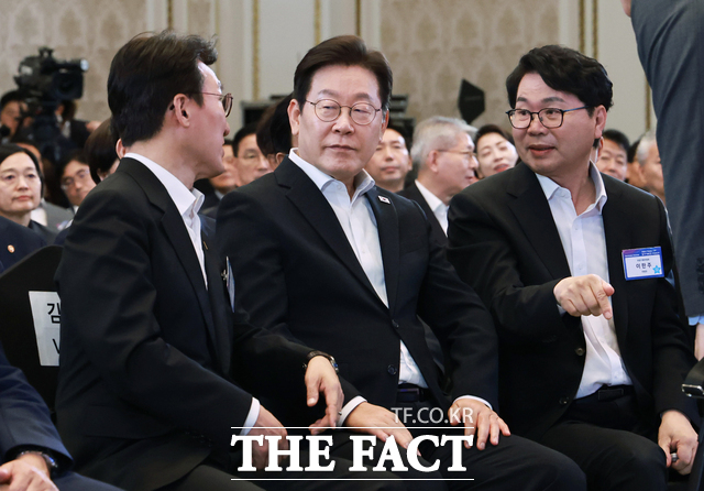 이 대통령이 13일 청와대 영빈관에서 열린 국정기획위원회 국민보고대회에서 김민석 국무총리(왼쪽), 이한주 국정기획위원회 위원장과 대화하고 있다./뉴시스