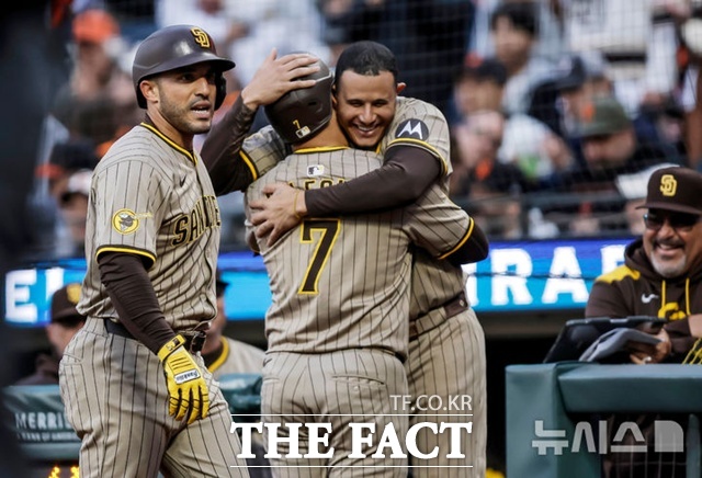 샌디에이고 호세 이글레시아스가 13일(한국시간) 샌프란시스코전에서 2회초 좌월 2점 홈런을 날린 뒤 매니 마차도의 뜨거운 환영을 받고 있다. /샌프란시스코=AP.뉴시스