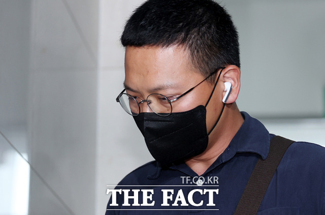 이명현 특별검사팀(채상병 특검)이 박정훈 전 해병대 수사단장(준장)에 대한 구속영장에 허위 내용을 기재한 혐의로 재판에 넘겨진 전·현직 군검사들에게 실형을 구형했다. 염보현 군검사(소령)가 지난해 8월 서울 서초구 특검팀 사무실에 피의자 신분으로 출석하고 있다. /뉴시스