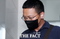  '박정훈 기소' 염보현, 1시간 반 늦게 특검 출석…마스크·이어폰 '중무장'
