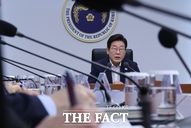 이재명 대통령은 14일 참모진에 온실가스 감축 목표를 달성하다보면 전기요금이 오를 수 밖에 없다며 정확한 대국민 홍보를 주문했다. 이 대통령이 이날 오후 용산 대통령실에서 주재한 제7차 수석보좌관회의에서 발언하고 있다. /뉴시스