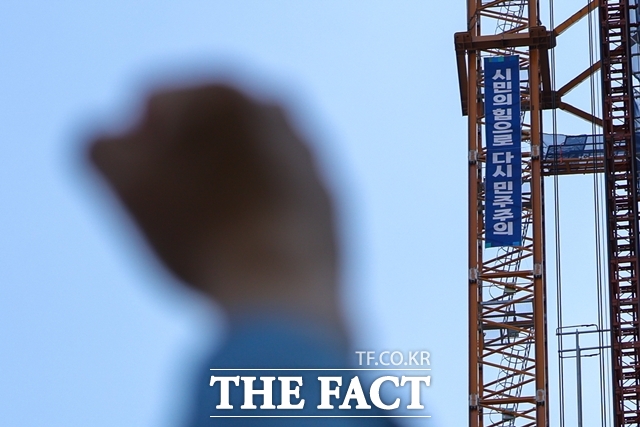 서울동부지법 형사11단독 서보민 판사는 사기 혐의로 기소된 전 한국노총 건설현장분과 서울·경기지부 총괄수석부지부장 차모(54) 씨에게 징역 1년을 선고했다. /뉴시스