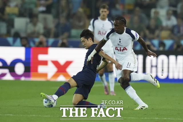 이강인이 주전으로 활약하고 있는 PSG는 2025~2026 UCL 조추첨식에서 김민재의 바이에른 뮌헨과 슈퍼컵 상대였던 토트넘과 리그 페이즈 경기를 펼치게 됐다.사진은 한국 선수로는 박지성에 이어 17년 만에 슈퍼컵에 출전하고 있는 이강인./우디네