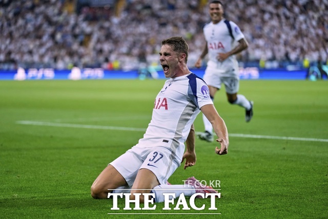 토트넘의 센터백 미키 판 더 펜이 14일 2025 UEFA 슈퍼컵에서 전반 39분 선제골을 기록한 후 세리머니를 펼치고 있다./우디네(이탈리아)=AP.뉴시스