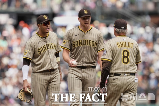 샌디에이고 선발 투수 닉 피베타(가운데)가 7회말 마운드에 오른 마이크 실트 감독(오른쪽)에게 공을 넘기고 마운드를 내려가고 있다. 피베타는 시즌 12승째를 올렸다. /샌프란시스코=AP.뉴시스