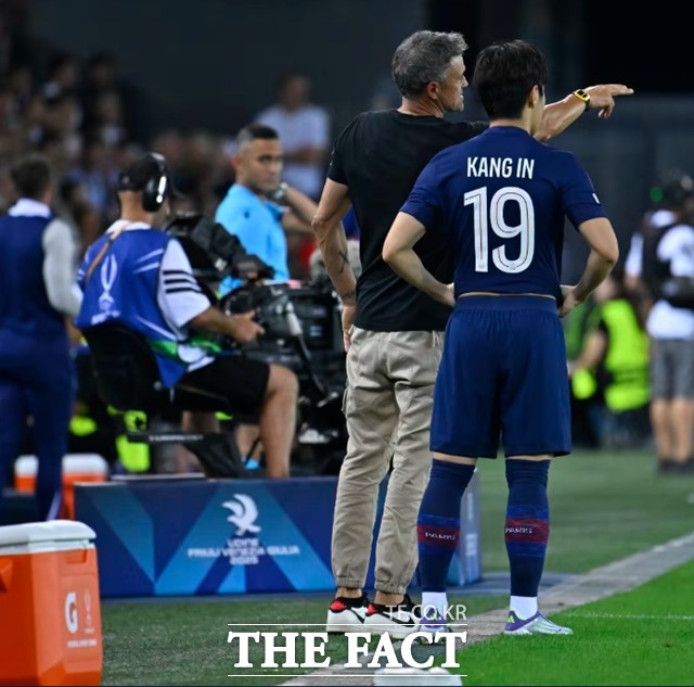 후반 22분 교체 투입되기 직전 루이스 엔리케 감독으로부터 지시를 받고 있는 이강인./PSG