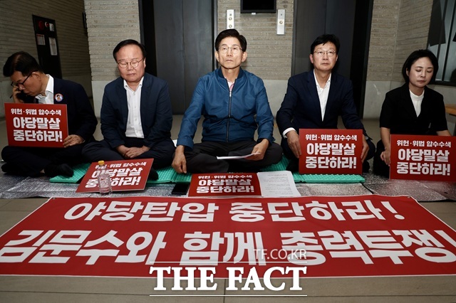 김문수(가운데) 국민의힘 당대표 후보가 14일 오전 서울 여의도 국민의힘 중앙당사 로비에서 특검 압수수색 저지 무기한 농성을 하고 있다. /뉴시스