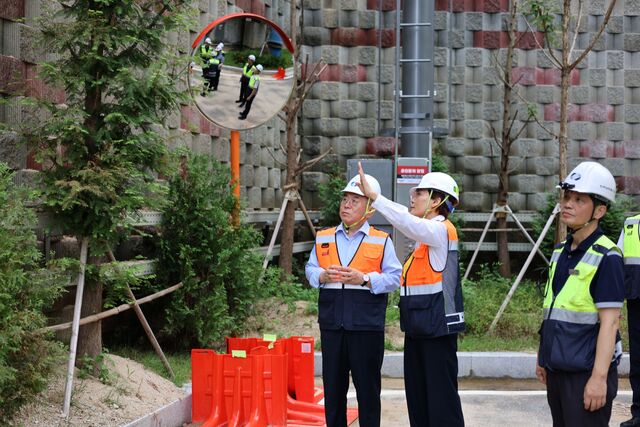 한국남부발전은 김준동 사장이 지난 13일 신세종빛드림본부를 찾아 안전보건관리 이행실태를 점검하고 안전경영활동을 펼쳤다고 14일 밝혔다. / 남부발전