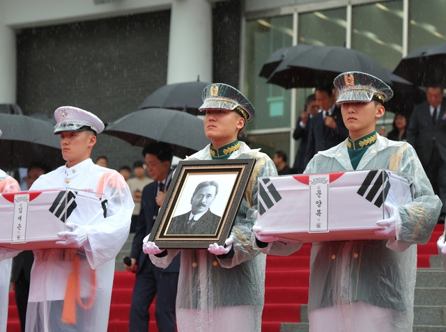 한국서부발전은 14일 유해 봉환 프로젝트에 함께한 공로를 인정받아 사단법인 우운 문양목 선생 기념사업회로부터 감사패를 수여 받았다. 서부발전
