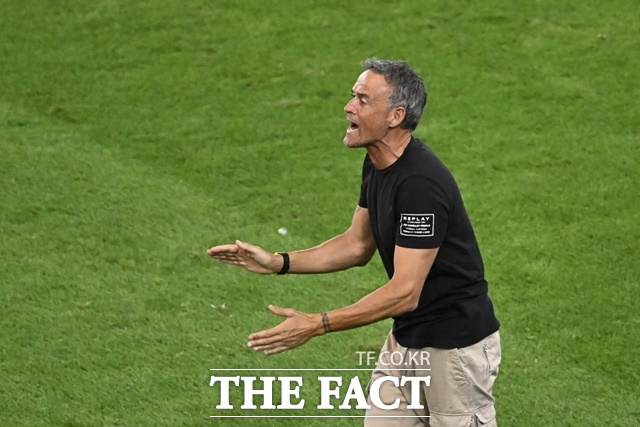 토트넘의 백3 전술에 휘말려 연달아 2골을 허용한 PSG의 루이스 엔리케 감독이 격정적인 모습으로 선수들을 지휘하고 있다./우디네=AP.뉴시스