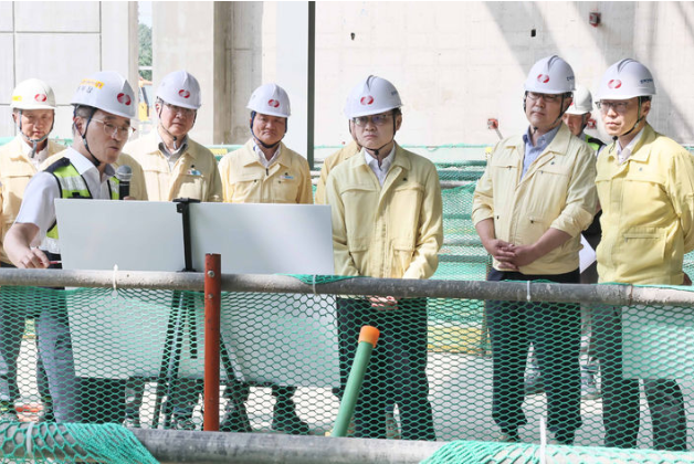 김정관 산업통상자원부 장관이 지난 5일 경기 가평군 소재 신가평변환에서 전력인프라 건설현장을 점검하고 있다. / 산업부