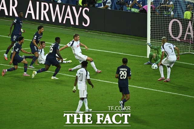 프리킥 상황에서 세컨드 볼을 오른발 슛으로 연결하고 있는 토트넘의 미키 판 더 펜./우디네=AP.뉴시스