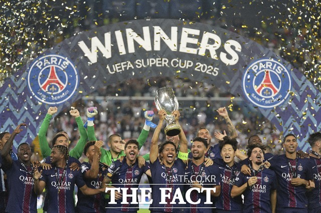 사상 첫 UEFA 슈퍼컵 우승트로피를 들어올린 PSG 선수들과 결정적 수훈을 세운 이강인./우디네(이탈리아)=AP.뉴시스