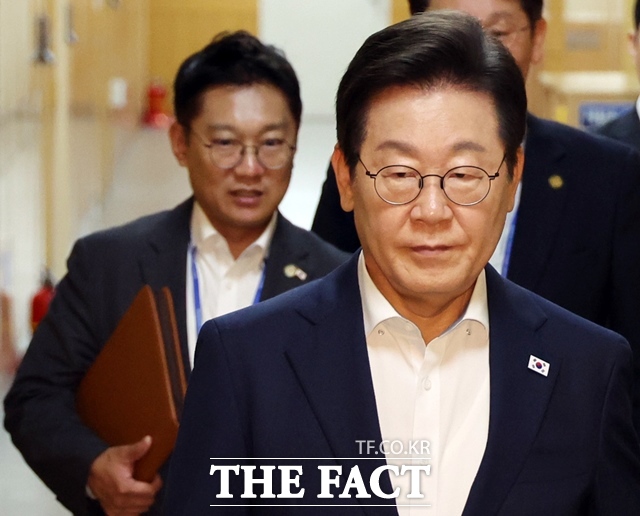 이재명 대통령은 14일 우리 핵심 산업 가운데 하나인 석유화학이 상당히 큰 위기라며 경쟁력 회복을 위한 대책을 주문했다. 이 대통령이 이날 오후 용산 대통령실에서 주재한 제7차 수석보좌관회의에 입장하고 있다. /뉴시스