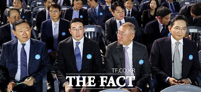 이날 임명식에 참석한 신동빈 롯데그룹 회장, 구광모 LG그룹 회장, 정의선 현대차그룹 회장, 이재용 삼성전자 회장(앞줄 왼쪽부터). /뉴시스