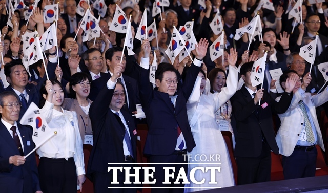이재명 대통령과 김혜경 여사가 15일 오전 서울 종로구 세종문화회관에서 열린 제80주년 광복절 경축식에서 참석자들과 만세 삼창을 하고 있다. /뉴시스