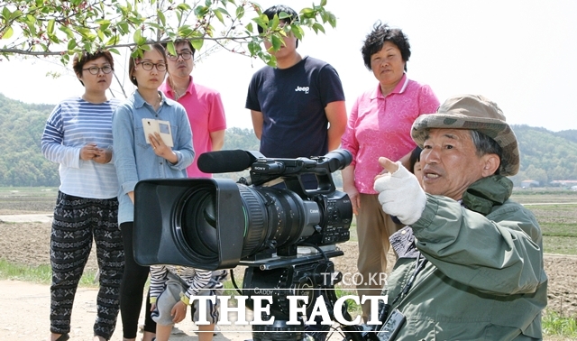새 박사로 불리던 윤무부 경희대학교 생물학과 명예교수가 15일 0시1분께 경희의료원에서 별세했다. 사진은 지난 2015년 4월 충북 진천군 문백면 백곡천에서 황새를 관찰하는 윤무부 경희대 명예교수가 이를 보러 온 한 가족에게 황새의 특징을 설명하고 있는 모습 /뉴시스
