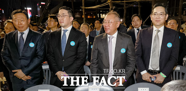 신동빈 롯데그룹 회장, 구광모 LG그룹 회장, 정의선 현대차그룹 회장, 이재용 삼성전자 회장(왼쪽부터)이 자리에서 일어난 모습. /뉴시스