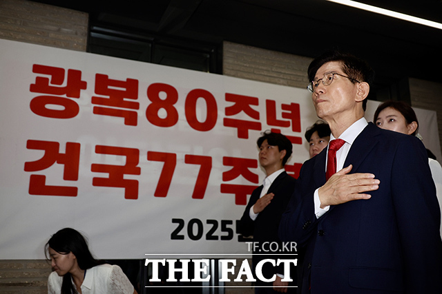 김문수 국민의힘 당대표 후보가 광복절인 15일 오전 서울 여의도 국민의힘 중앙당사에서 광복 80주년·건국 77주년 독립·건국일 기념행사를 열고 국민의례하고 있다. /뉴시스