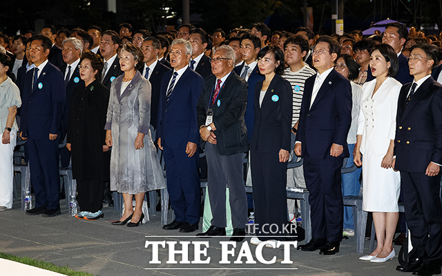 이날 열린 제21대 대통령 국민임명식 광복 80년, 국민주권으로 미래를 세우다 행사에서 정청래 더불어민주당 대표, 권양숙, 김정숙 여사, 문재인 전 대통령, 목장균 광복회원, 이연수 엔씨AI 대표, 이 대통령, 김혜경 여사, 이국종 국군대전병원장(왼쪽부터)이 참석해 애국가를 제창하고 있다. /뉴시스