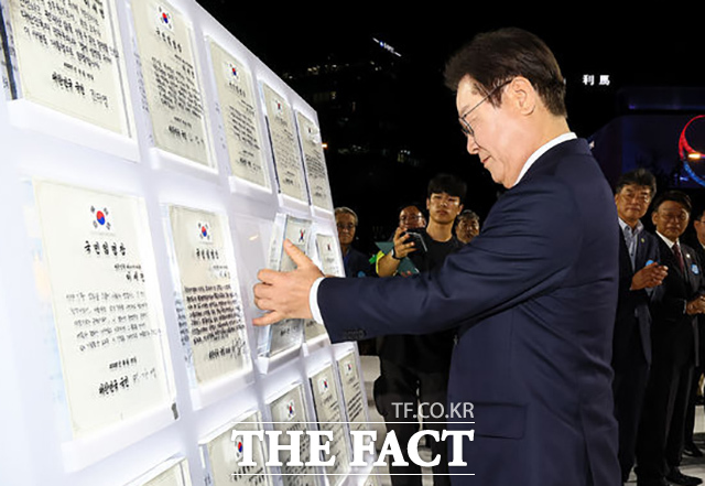 이재명 대통령은 17일 오전 영부인 김혜경 여사와 함께 서울 소재 한 영화관에서 독립군:끝나지 않은 전쟁을 관람했다. 이 대통령이 15일 광화문광장에서 열린 국민임명식에서 마지막 임명장을 받은 뒤 거치하고 있다. /뉴시스