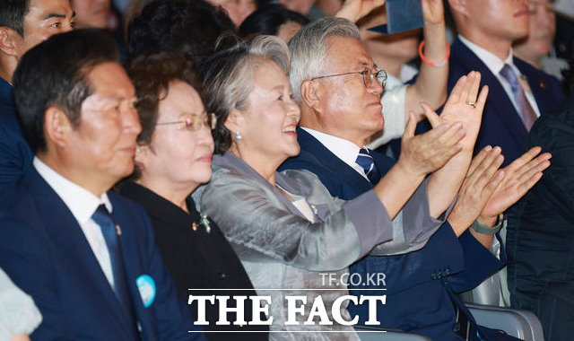 문재인 전 대통령, 김정숙 여사, 권양숙 여사, 정청래 더불어민주당 대표(오른쪽부터)가 공연 관람을 관람하며 박수를 치고 있다. /뉴시스