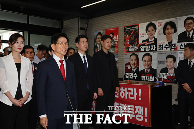 김 후보는 김건희특검의 국민의힘에 대한 압수수색에 반대하며 지난 13일 밤부터 당사 로비에서 농성을 이어오고 있다. /뉴시스