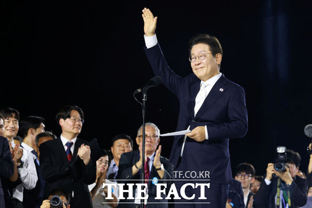 대통령실이 광복절 축사로 논란에 휩싸인 김형석 독립기념관장을 두고 국민적인 의견에 김 관장이 귀기울여야 한다는 입장을 내놨다. 이재명 대통령이 15일 광화문광장에서 열린 국민임명식에서 인사하고 있다. /뉴시스