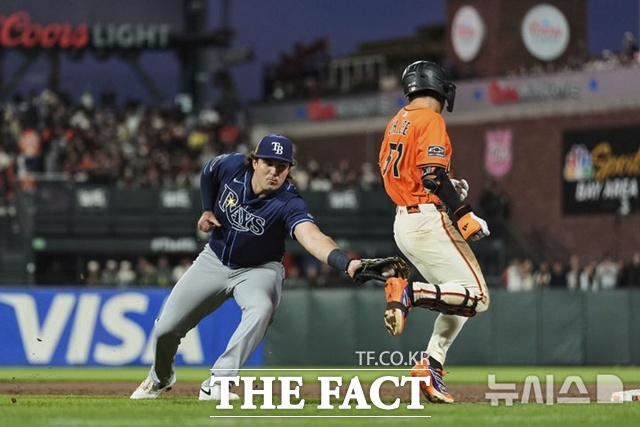 샌프란시스코 이정후가 16일(한국시간) 탬파베이전에서 3회말 3루 땅볼을 친 뒤 탬파베이 1루수 밥 세이모어에게 태그 아웃되고 있다. /샌프란시스코=AP.뉴시스