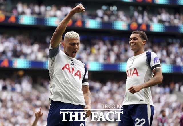 토트넘의 스트라이커 히샬리송(왼쪽)이 16일 번리와 2025~2026 EPL 개막전에서 개막골을 포함한 멀티골을 터뜨리며 3-0 승리를 이끌었다./런던=AP.뉴시스