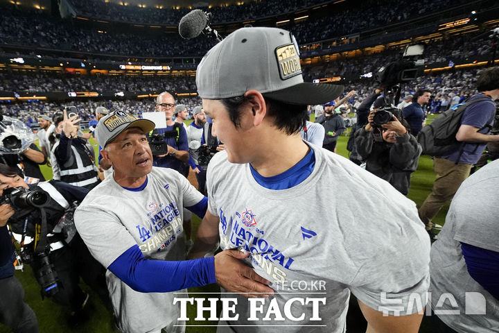 현역 메이저리그 최고 감독으로 꼽히는 LA 다저스의 데이브 로버츠 감독은 슈퍼스타 오타니 쇼헤이에게 쓴소리를 마다하지 않아 화제가 됐다. 비 스타 출신인 로버츠 감독은 선수들간의 소통을 강조한다. 로버츠 감독이 2024시즌 월드시리즈 진출을 확정지은 뒤 오타니를 격려하고 있다. /뉴시스