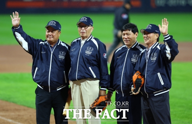 김응용 전 감독(왼쪽 두번째)은 한국시리즈 통산 최다인 10회 우승 기록을 갖고 있다. 김응용 전 감독은 강력한 카리스마를 바탕으로 선수들을 한 방향으로 이끌었다. 2024년 한국시리즈 1차전에서 시구한 김응용 전 감독이 김성한 허구연 김종모(왼쪽부터)와 포즈를 취했다. /뉴시스