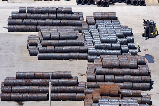 산업통상자원부는 미 상무부가 지난 15일(현지시각) 무역확장법 232조 관세가 적용되는 철강·알루미늄 파생상품 대상 세번(미 HS 코드 기준) 407개를 추가로 발표했다고 18일 밝혔다. 사진은 지난 7일 경기 평택항 부두 야적장에 쌓인 철강 제품. / 뉴시스