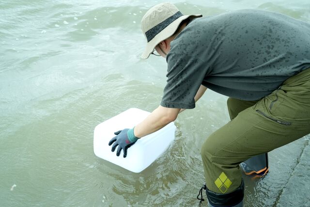 환경부는 관계부처 합동으로 시료를 채취해 우라늄과 중금속 5종에 대한 분석을 시행한 결과 ‘이상 없음’을 확인했다고 19일 밝혔다. 사진은 지난달 4일 강화도에서 한국원자력안전기술원 전문가가 시료를 채취하고 있는 모습. / 뉴시스