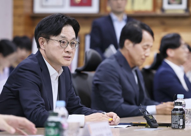 김정관 산업통상자원부 장관은 19일 방한 중인 미국 상원의원들을 면담하고 양국의 조선 생태계 협력 방안을 논의했다. 사진은 지난 18일 김 장관이 충남 아산시 다와이오토에서 미국 관세 대응을 위한 릴레이 간담회를 주재하고 있는 모습. / 산업부