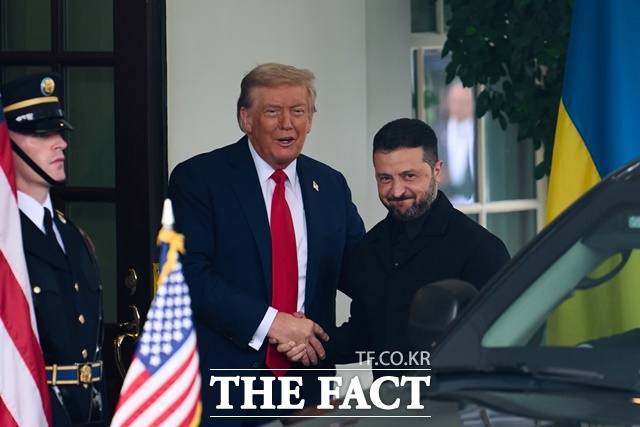 도널드 트럼프 미국 대통령(가운데)이 18일 백악관 회담에 앞서 볼로디미르 젤렌스키 우크라이나 대통령(오른쪽)을 환영하고 있다./워싱턴=신화.뉴시스