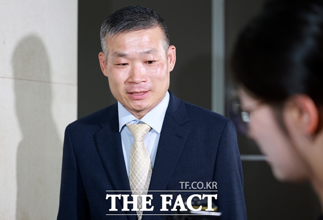 김동혁 전 국방부 검찰단장이 19일 오후 서울 서초구 채상병특검 사무실에서 진행되는 5차 조사에 출석하며 취재진의 질문에 답하고 있다. /뉴시스