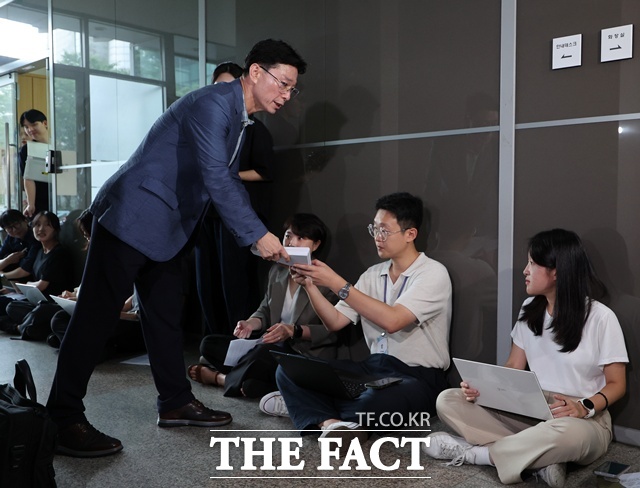 임성근 전 해병대 1사단장이 휴대폰 포렌식 참관을 위해 19일 오전 서울 서초구 채상병특검 사무실로 출석하며 취재진에게 피의자 신문조서를 전달하고 있다. /뉴시스