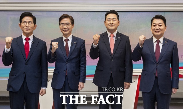 국민의힘 김문수(왼쪽부터), 조경태, 장동혁, 안철수 당 대표 후보가 19일 오후 서울 중구 TV조선 스튜디오에서 열린 ‘당 대표 후보자 TV토론회 에 참석해 포즈를 취하고 있다. /뉴시스