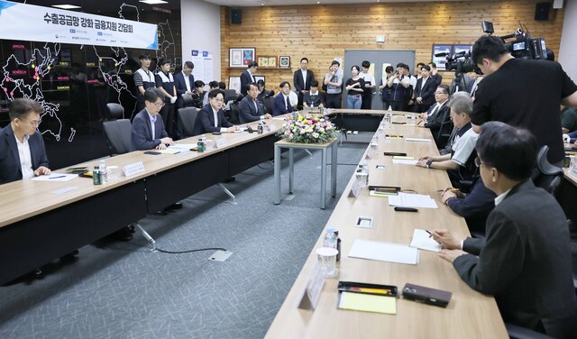 산업통상자원부는 박정성 무역투자실장 주재로 수출동향 점검회의를 개최하고, 주요 품목별 수출 동향 및 리스크를 점검했다고 19일 밝혔다. 사진은 지난 18일 다와이오토에서 열린 미국 관세 대응을 위한 릴레이 간담회. / 산업부