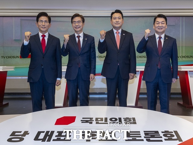 국민의힘 김문수(왼쪽부터), 조경태, 장동혁, 안철수 당 대표 후보가 19일 오후 서울 중구 TV조선 스튜디오에서 열린 ‘당 대표 후보자 TV토론회 에 참석해 포즈를 취하고 있다. /뉴시스