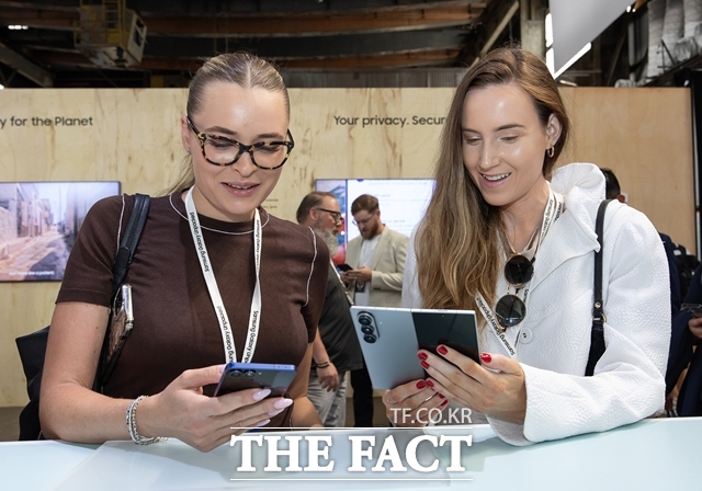 지난달 미국 뉴욕에서 열린 갤럭시 언팩 관람객들이 갤럭시Z폴드7(오른쪽)과 갤럭시Z플립7을 체험하고 있다. /뉴시스