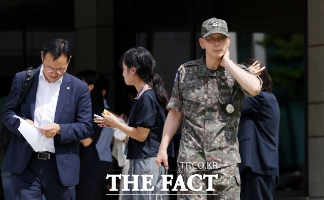 내란 사건을 수사하는 조은석 특별검사팀이 20일 김용대 드론작전사령관 변호인의 조사 참여를 군사기밀 유출 등 이유로 중단시켰다. 특검팀의 변호인 배제 방침에 김 사령관도 조사를 중단했다. 김 사령관 측은 헌법재판소에 헌법소원을 청구하겠다고 밝혔다./뉴시스